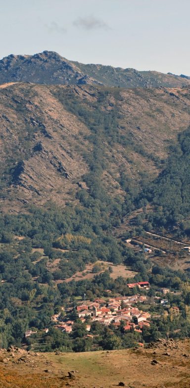 El Cardoso de la Sierra visto desde la vertiente de la Comunidad de Madrid.